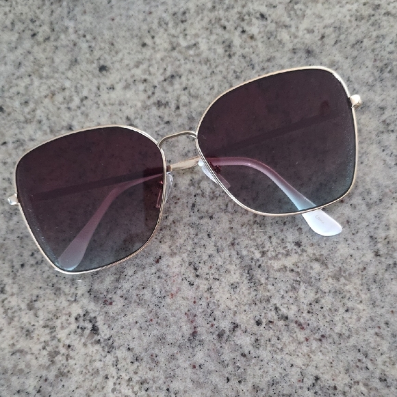 Tahari Stylish Gold Sunglasses - Picture 1 of 4